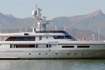 articles - which-celebrity-pair-own-this-yacht
